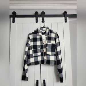 True Craft Cropped Ivory Buffalo Plaid Shacket. NEW!